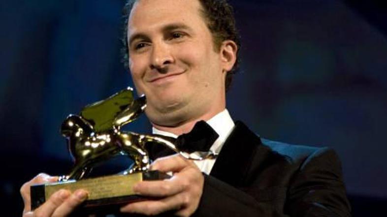 Režiser Aronofsky drži v roki zlatega leva.