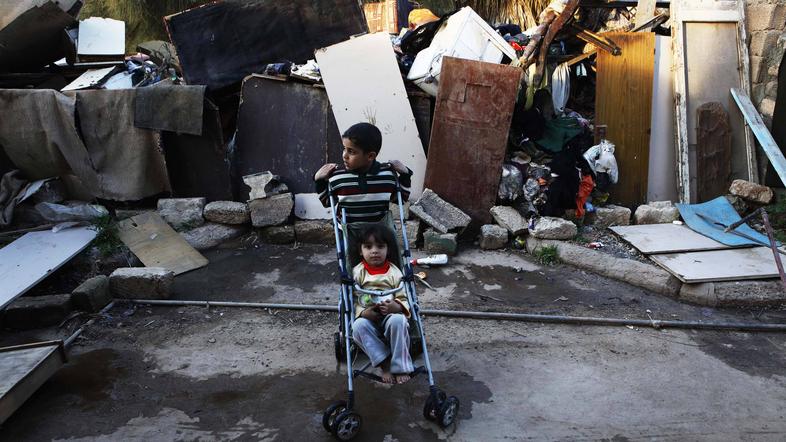 Otroka v opustošenem predmestju Bengazija. (Foto: Reuters)