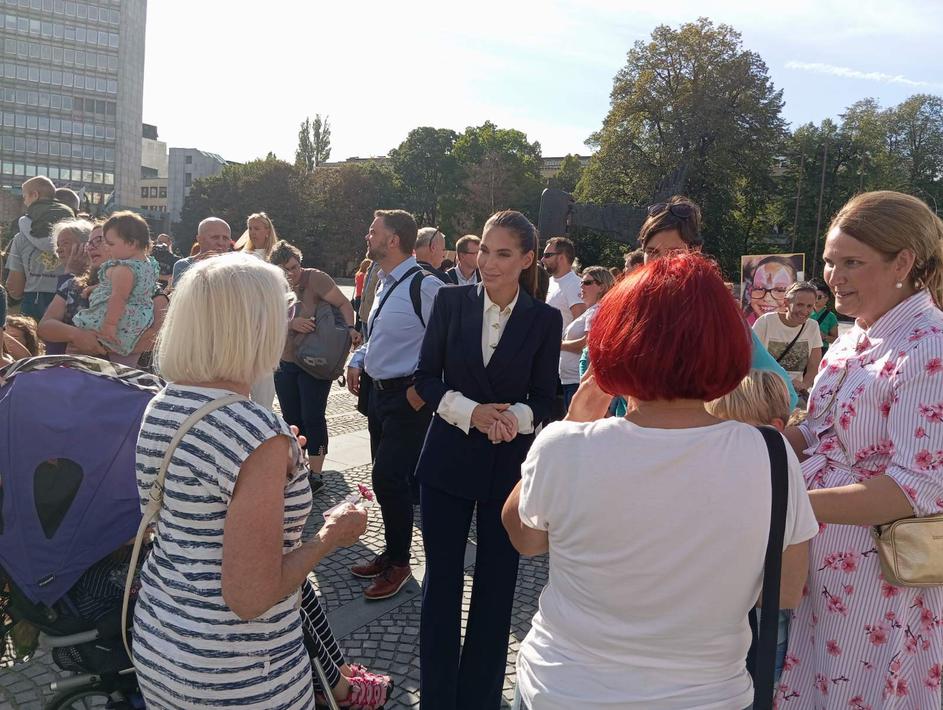Eva Irgl na protestu za bolne otroke