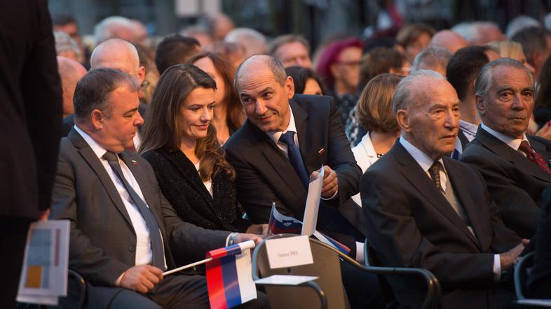 Urška Bačovnik Janša in Janez Janša na državni proslavi na Kongresnem trgu