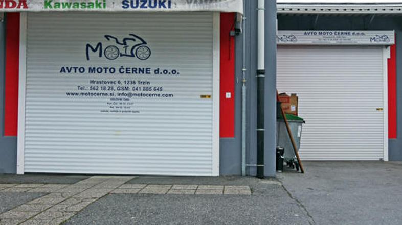 Pri Avto Motu Černe med uradnimi urami ni bilo nikogar.