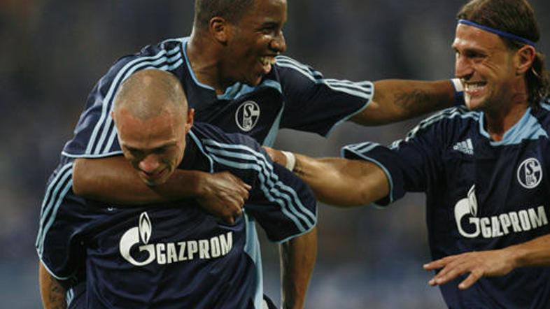 Schalke je na derbiju 3. kola kvalifikacij za uvrstitev v Ligo prvakov z 1:0 ugn