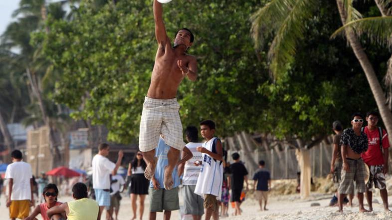 Frizbi je priljubljeno razvedrilo na plažah. (Foto: EPA)