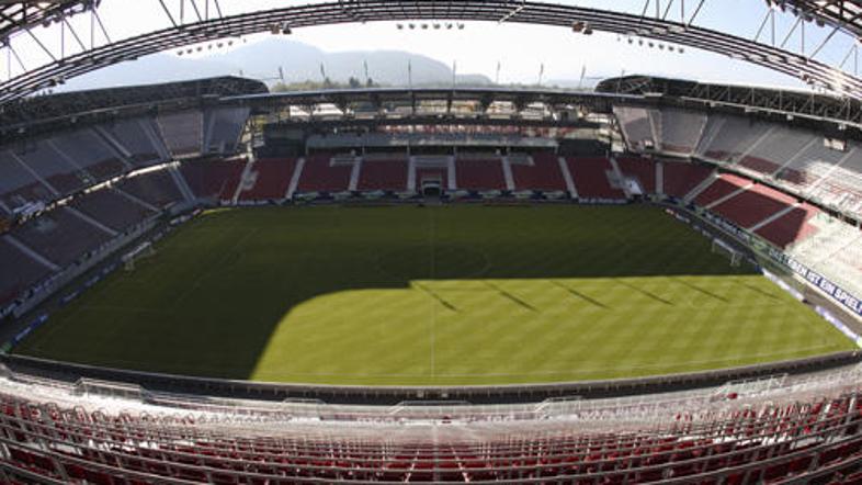 Stadion v Celovcu je po mnenju nemškega selektorja premajhen.