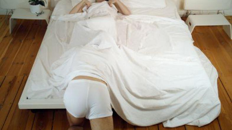 Največkrat v spalnici, sicer pa kuhinjski pult, kavč ...