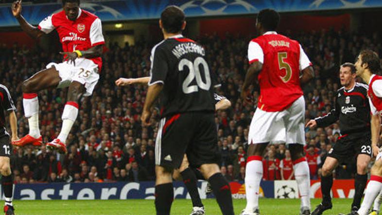 Emmanuel Adebayor je v prvem polčasu Arsenal takole povedel v vodstvo.