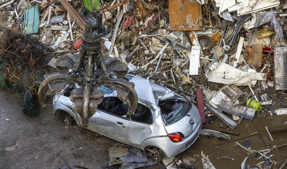 O groza! 82-letnika so speštali skupaj z avtomobilom!