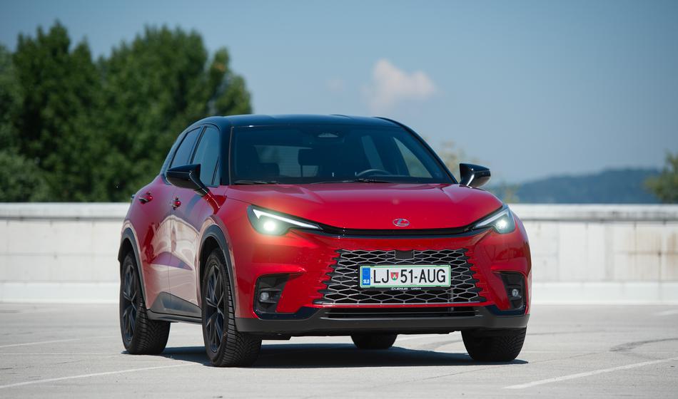 Lexus LBX vibrant edition: Majhen SUV, ki hoče biti nekaj več
