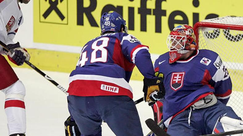 Češki hokejisti so dobro zaposlili slovaška vratarja Jana Lasaka (na sliki) in J