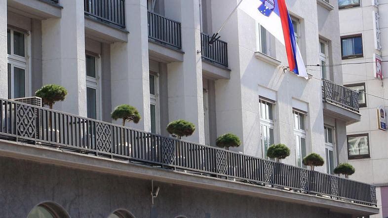 Zastava na pročelju Banke Slovenije. (Foto: bralec Marjan)