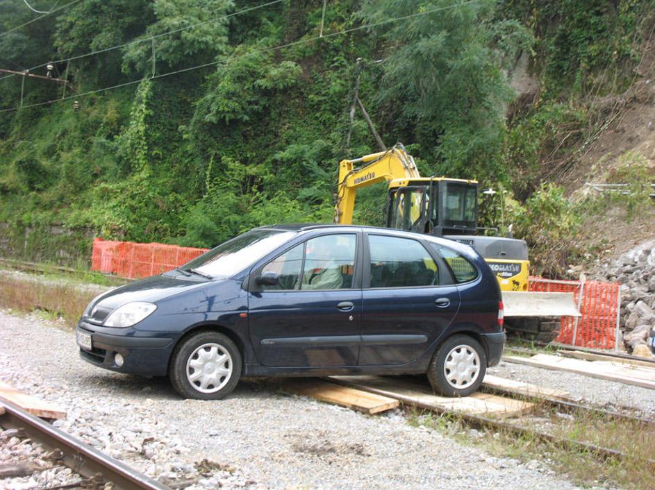 reševanje, avtomobili, majland, Zidani Most, železniška proga, plaz