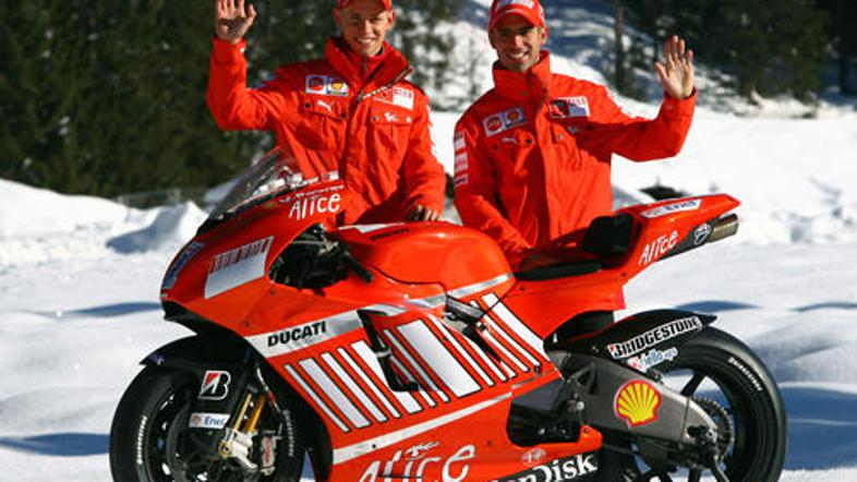 Casey Stoner in Marco Melandri sta se z novim Ducatijem predstavila kar na snegu
