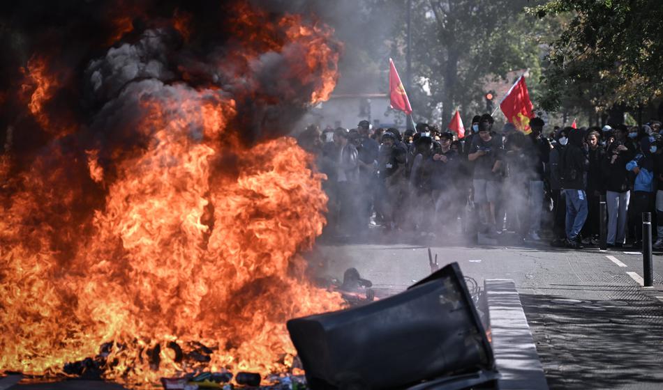 Protesti dijakov pretresajo Francijo, zaprtih 400 šol, pridržanih 2000 ljudi