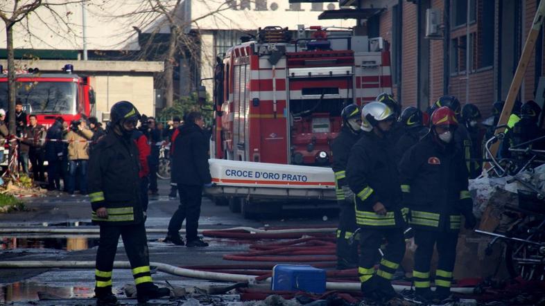 Prato požar v tekstilni tovarni gasilci