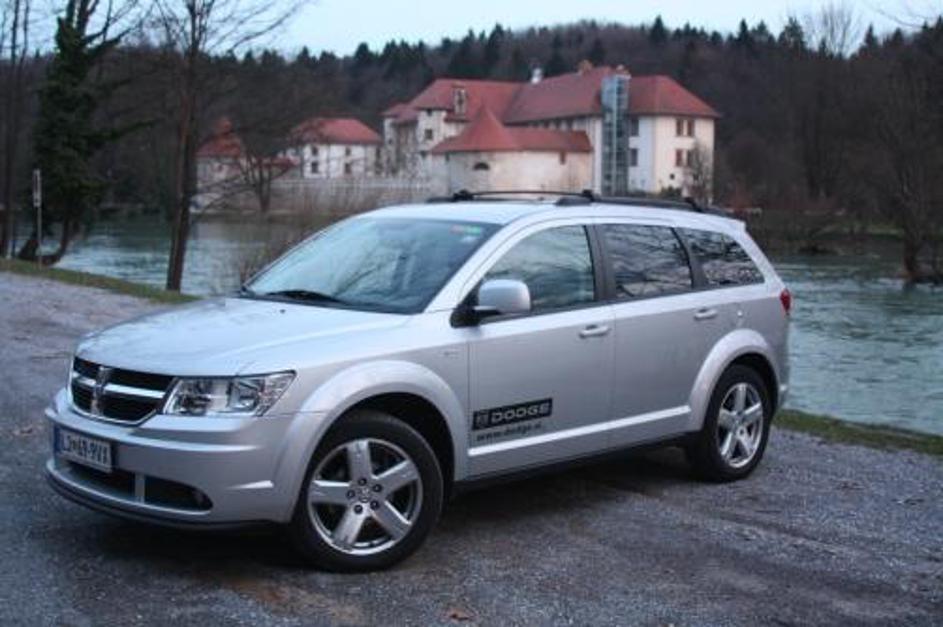 Journey kupce privlačuje z mišičasto podobo, ki je prej kot enoprostorcem blizu 