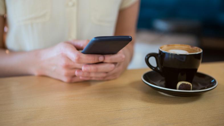 ženska uporablja mobilni telefon