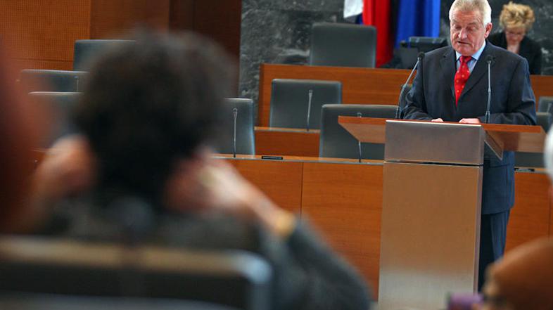 ''Le kdo lahko uskladi toliko mnenj v dober zakon,'' se je po razpravi spraševal