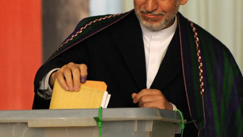 Sedanjemu predsedniku Hamidu Karzaiju po napovedih v tekmi za predsednika kaže n
