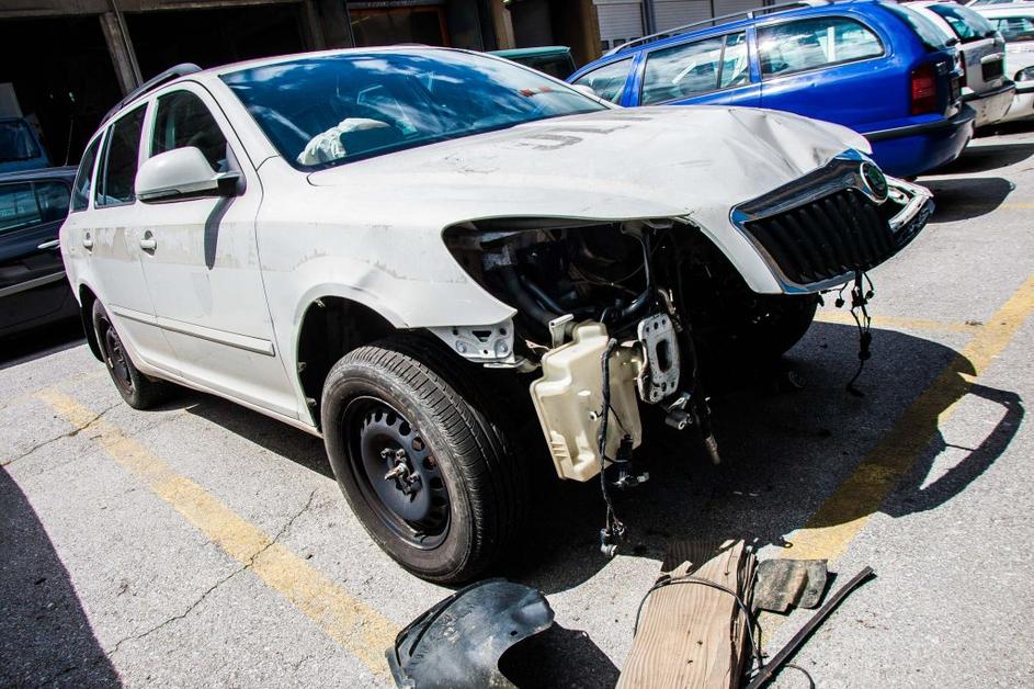 policija prodaja avtomobile