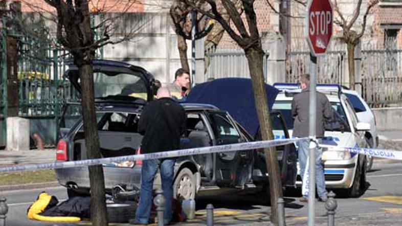 Policisti so avtomobil pregledali, a v njem niso našli eksploziva.