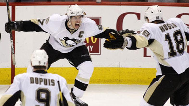 Sidney Crosby je z golov v prazno mrežo potrdil četrto zmago Pingvinov.