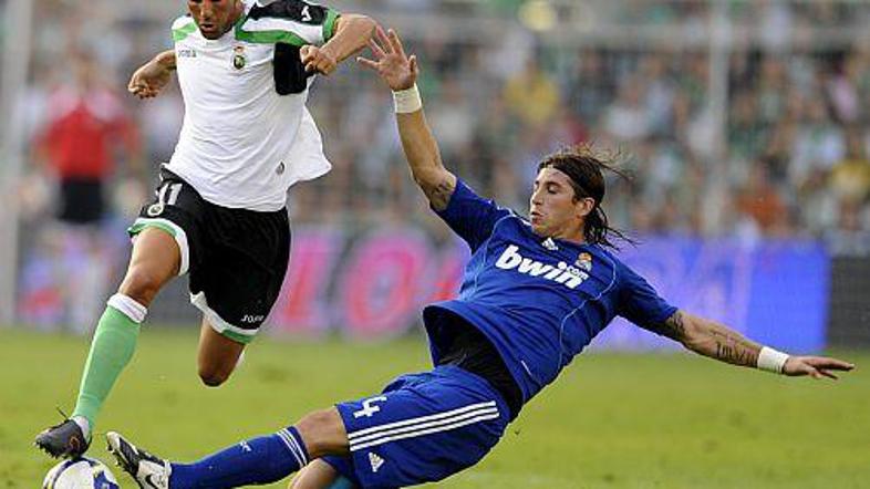 Oscar Serrano je prodiral po levem boku, a je Sergio Ramos uspešno zaustavljal n