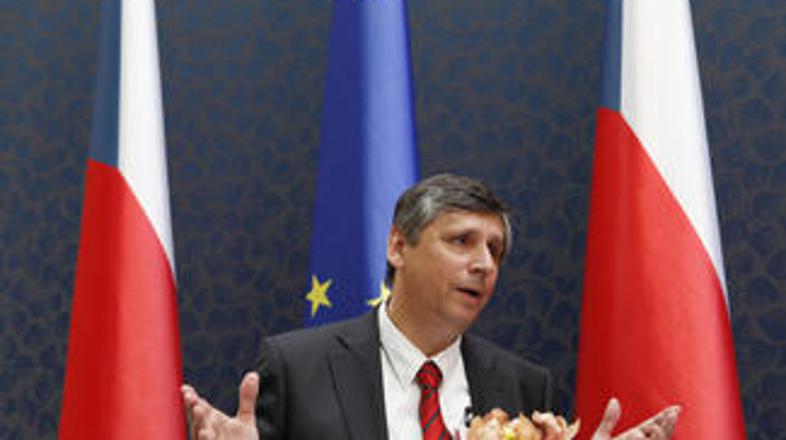 Nova vlada vključno z Janom Fischerjem šteje 17 članov.