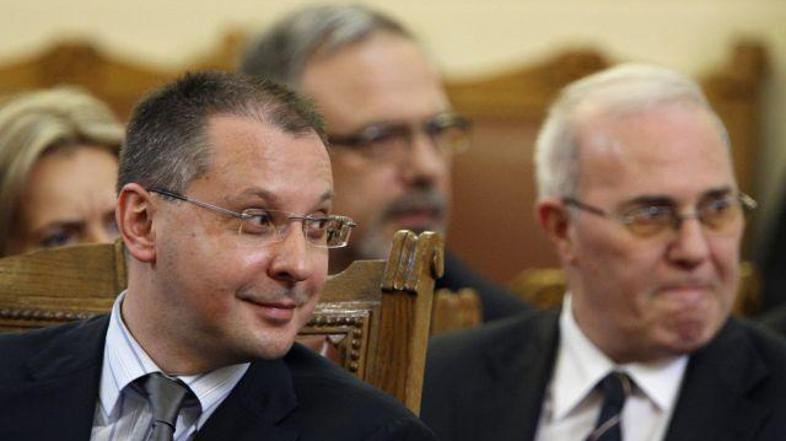 Premier vlade Sergej Stanišev (levo) in obrambni minister Veselin Bliznakov spre