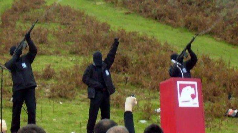 Etini borci med proslavljanem dneva baskovskega vojaka.