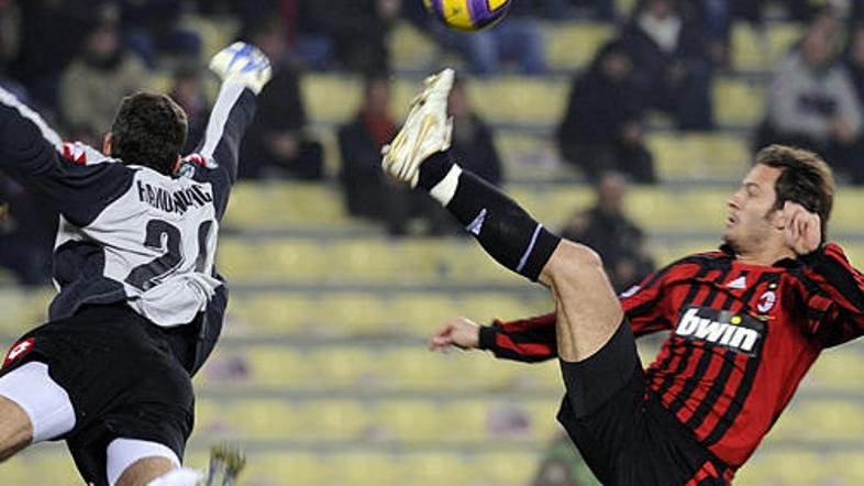 Alberto Gilardino (Milan) je v zadnji minuti premagal našega vratarja Samirja Ha