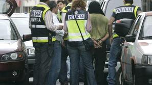 Španska policija je preiskala več stanovanj in prijela osumljence.