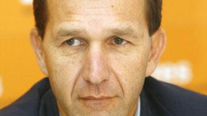 Predsednik stranke Zares Gregor Golobič je dejal, da so na seji razpravljali pre