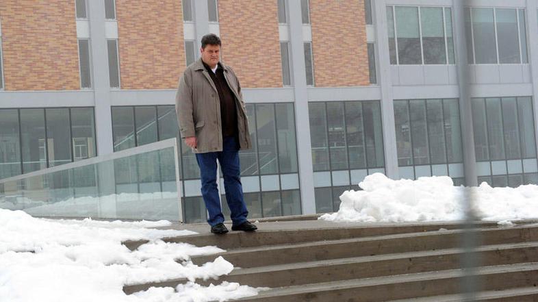 Direktor Osrednje knjižnice Celje Branko Goropevšek pred spornimi stopnicami. Še