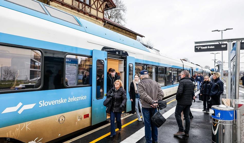 Zamude vlakov: Številni zahtevki za povračilo denarja, odobreni le redki, to je razlog