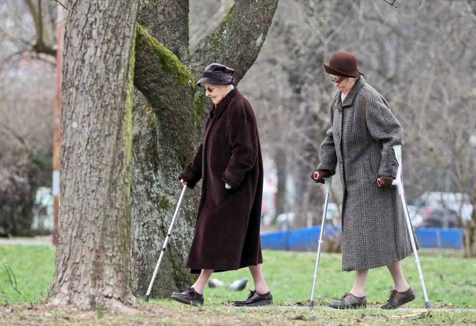 razno 25.03.09 starejsi gospe, sprehod, bergle, upokojenci; foto:Sasa Despot