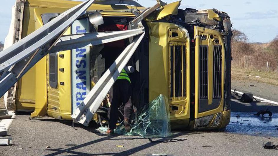Prometna nesreča na avtocesti, prevrnjen tovornjak