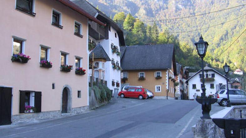 Domačini opozarjajo, da poteka obnova kulturnih spomenikov v Kropi prepočasi in 