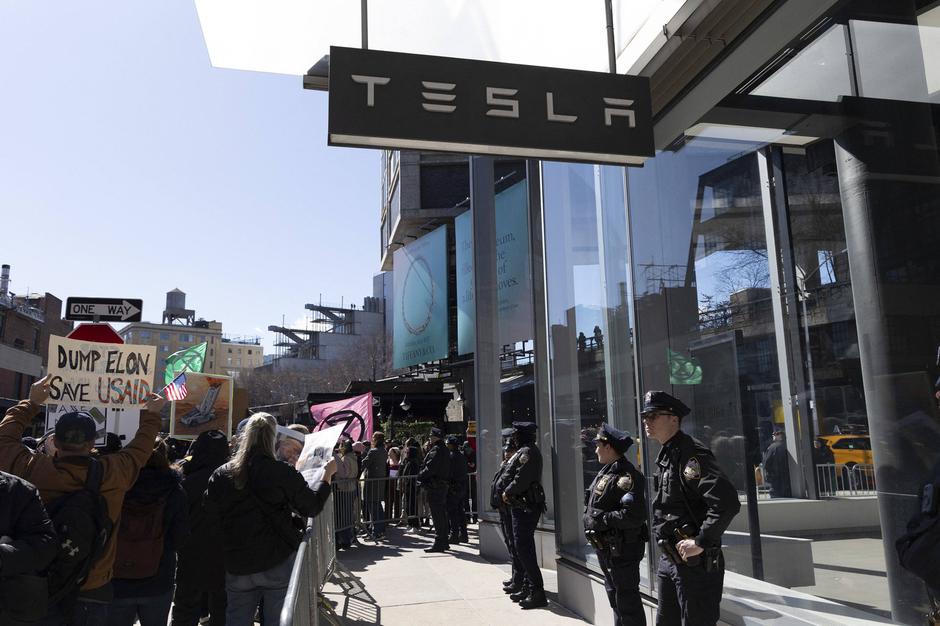 trgovina Tesla protesti | Avtor: Profimedia