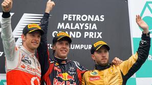 Prvi trije v Sepangu: drugi Button (McLaren), prvi Vettel (Red Bull) in tretji H
