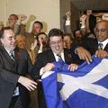 Tako so se škotski minister Alex Salmond in njegova delegacija razveselili novic