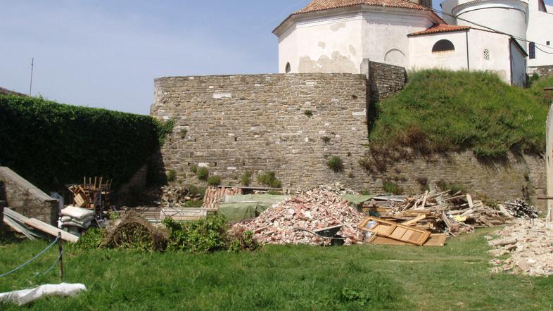 Na atraktivni lokaciji pod cerkvijo bo župnijski vrt svetega Jurija do avgusta p