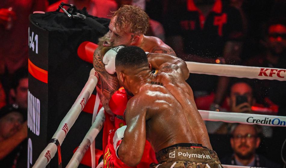 Eden najbolj kontroverznih dvobojev končan z brutalnim nokavtom (video)