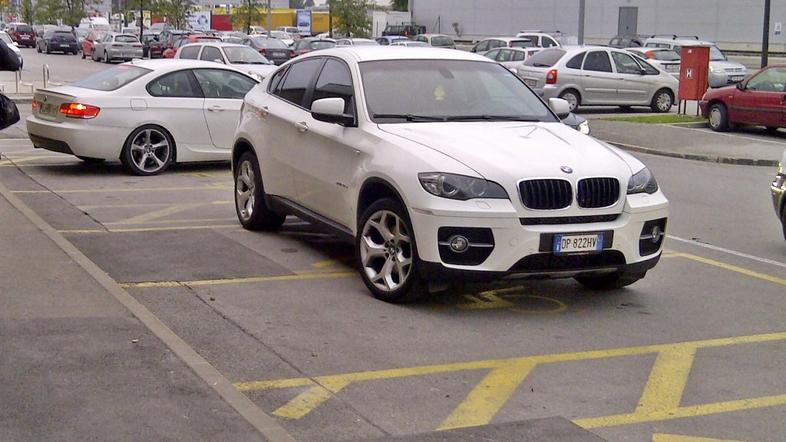 BMW na parkirišču za invalide