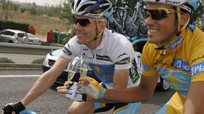 Levi Leipheimer in Alberto Contador v zadnji etapi proslavljata prvo in drugo me