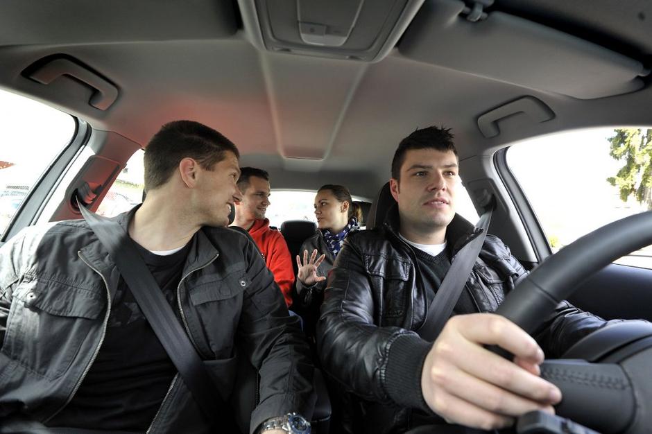 Potniki v avtu | Avtor: Anže Petkovšek