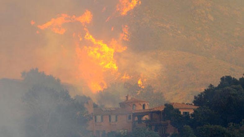 Gasilce ovira močan veter.