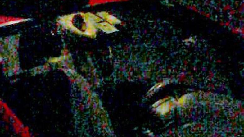 Voznik, ki je videl nesrečo, je fotografiral luknjo na vetrobranskem steklu. (Fo