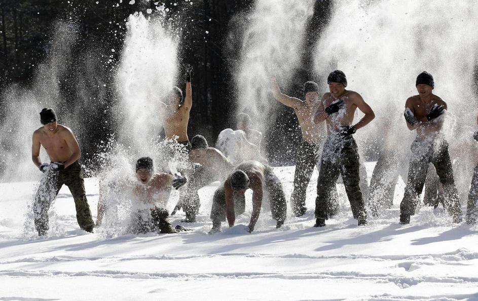 Južnokorejsko mesto Pjeongčang so zasedli pripadniki posebne pomorske enote in j