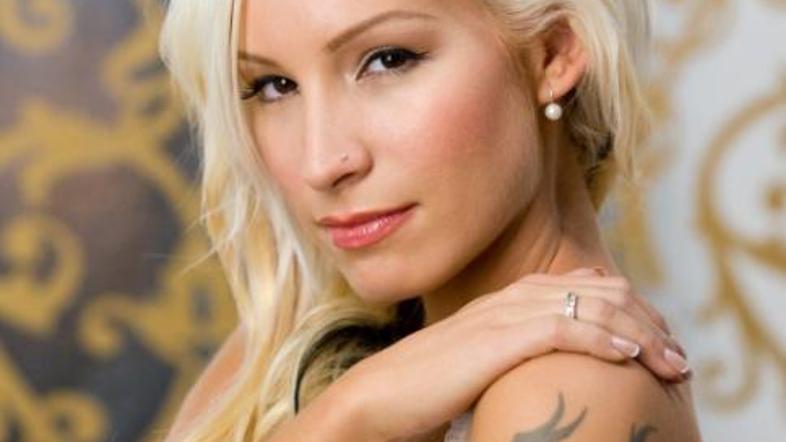 Z naravnim ličenjem je presenetila.