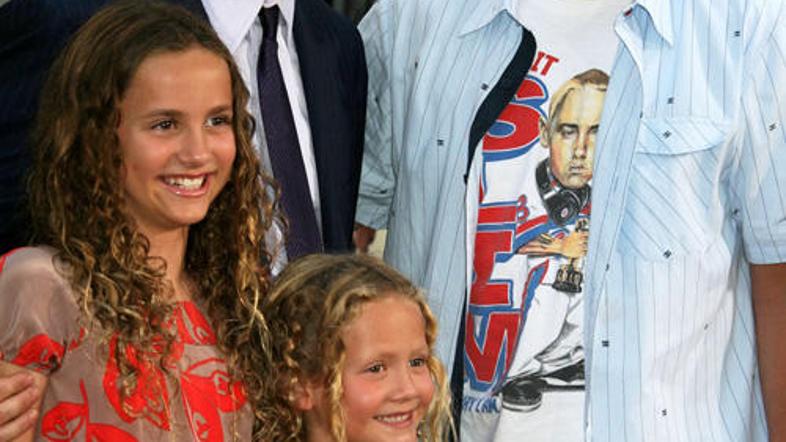 Judd Apatow s hčerkama in igralcem adamom Sandlerjem na losangeleški premieri fi